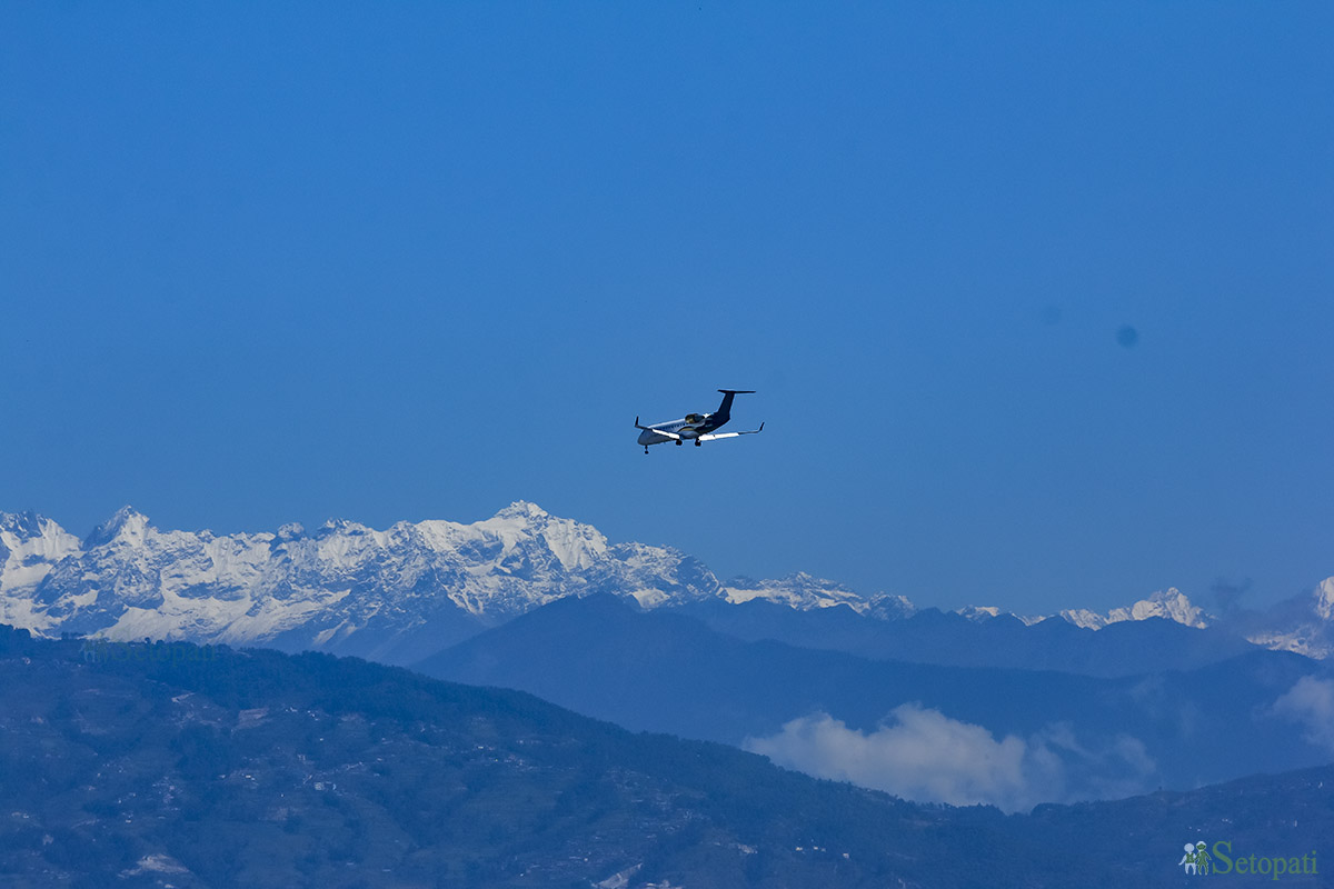 काठमाडौंको आकाशमा उड्दै गरेको हवाईजहाज र पृष्ठभूमिमा देखिएका हिमालहरू। तस्बिर: नवीनबाबु गुरुङ/सेतोपाटी